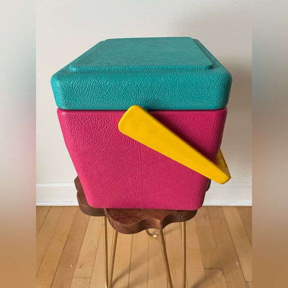 Igloo Teal and Pink Cooler with Yellow Handle - Picture 5 of 9